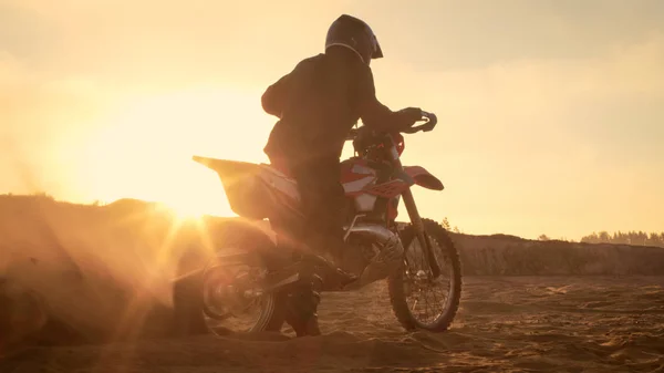 Professional Fmx Motorcycle Rider Twists Full Throttle Handle Starts Riding — Stock Photo, Image