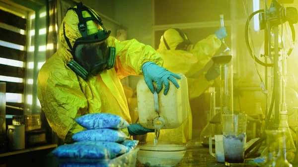 Laboratório Subterrâneo Drogas Clandestino Químicos Vestindo Máscaras Protetoras Macacões Mix — Fotografia de Stock