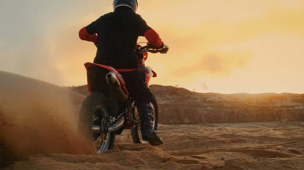 专业自行车骑手爆炸掉在沙地越野跑道上他 Fmx Motorcycle 风景秀丽的日落是在背景上 — 图库照片