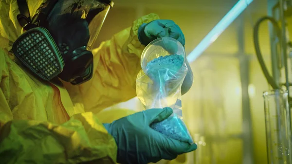 Yeraltı Laboratuvarda Koruyucu Tulum Içinde Gizli Kimyagerler Paketi Ilaçların Yeni — Stok fotoğraf