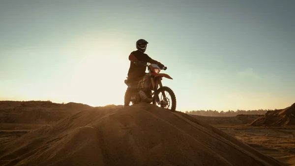 Professional Motocross Rider Fmx Motorcycle Stands Sand Dune Overlooks Whole — Stock Photo, Image