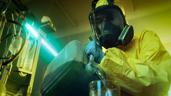 실험실에서 마스크와 작업복 은밀한 화학자 마약의 새로운 배치를 그릇에 용기에서 — 스톡 사진