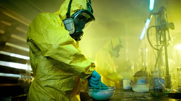 Подпольной Лаборатории Наркотикам Два Тайных Химика Готовят Синтетические Препараты Раздавляют — стоковое фото