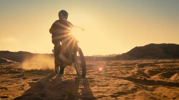 Χαμηλή Γωνία Πυροβολισμό Του Επαγγελματική Motocross Αναβάτη Μοτοσικλέτας Στέκεται Στον — Φωτογραφία Αρχείου