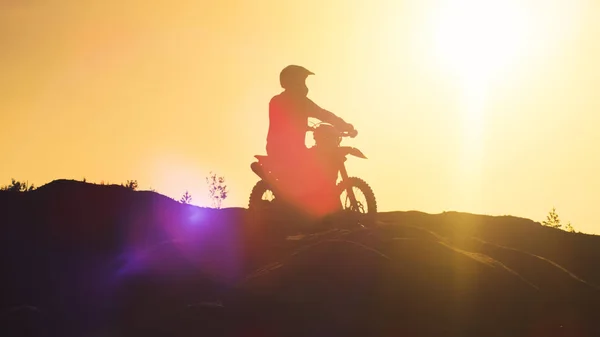 专业摩托车越野赛车手 Fmx 摩托车上站在沙丘和俯瞰极端越野地形他乘坐今天去 — 图库照片