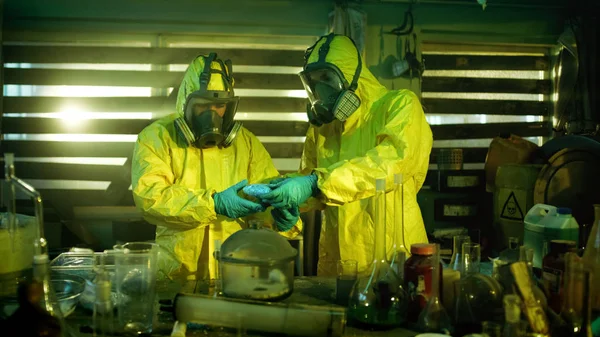 地下の研究室では つの秘蜜化学はボックスに薬の袋をパックします 研究室は 完全のガラスとその他の麻薬生産関連機器です 彼らは断念された建物にスクワットします — ストック写真