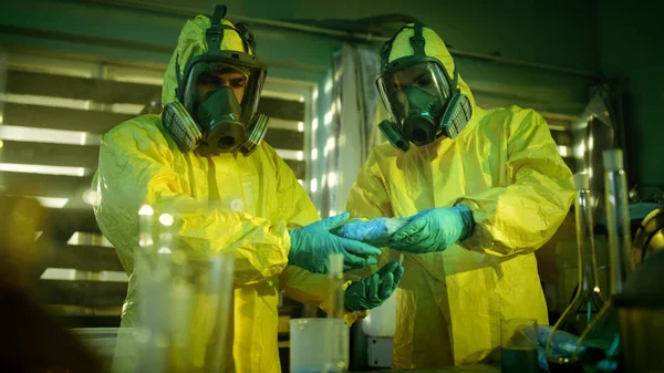 Het Ondergronds Laboratorium Koffers Twee Clandestiene Chemici Van Drugs Vakken — Stockfoto