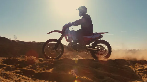 Vue Latérale Motocross Professionnel Conduisant Sur Dune Loin Sur Piste — Photo