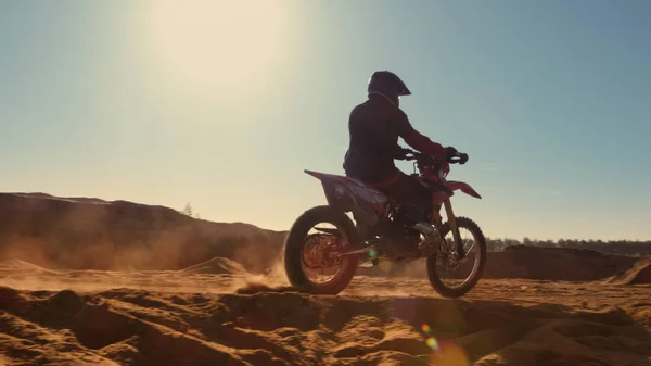 Side View Footage Professional Motocross Motorcycle Rider Driving Dune Further — Stock Photo, Image