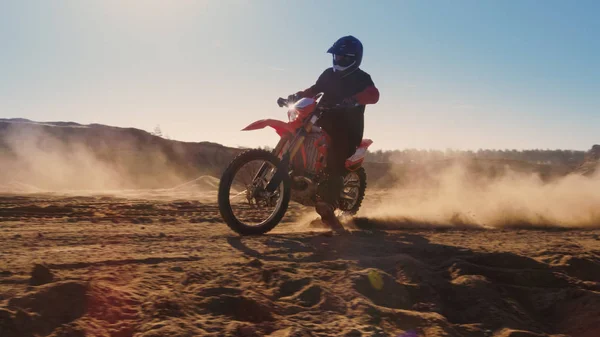 Vue Latérale Motocross Professionnel Conduisant Sur Dune Loin Sur Piste — Photo