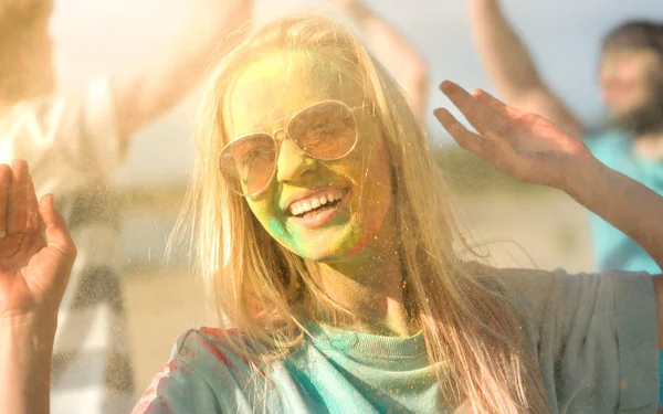 Portret Piękne Blondynka Tańców Święto Holi Festiwal Jej Przyjaciółmi Jej — Zdjęcie stockowe