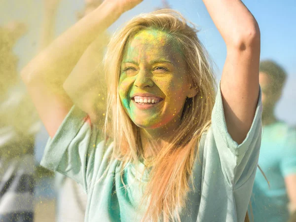 Portret Piękne Blondynka Tańców Święto Holi Festiwal Jej Przyjaciółmi Jej — Zdjęcie stockowe