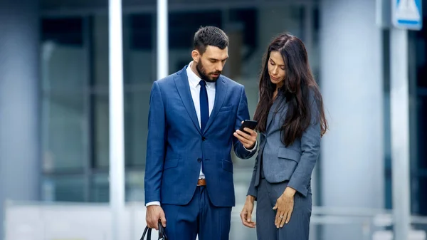 Mulher Negócios Homem Negócios Use Smartphone Conversa Movimentada Big City — Fotografia de Stock