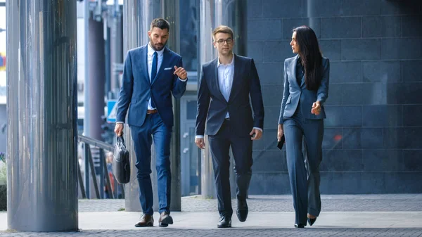 Homens Mulheres Empresários Caminham Discutem Negócios Estão Todos Trabalhar Central — Fotografia de Stock