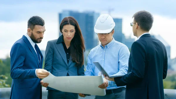 Equipo Inversores Desarrolladores Ingenieros Discuten Futuro Del Proyecto Principal Bienes —  Fotos de Stock