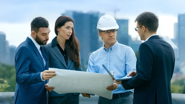 Team Investors Developers Engineers Discuss Future Major Real Estate Project — Stock Photo, Image