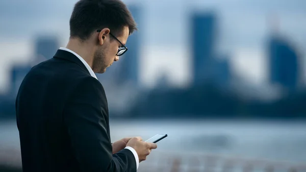 Νέος Επιχειρηματίας Χρησιμοποιεί Smartphone Ενώ Στέκεται Στο Δρόμο Μεγάλη Θέα — Φωτογραφία Αρχείου