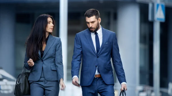 Business Woman Business Man Tailored Suits Walk Busy Big City — Stock Photo, Image