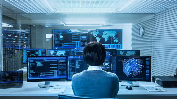 В Центре системного контроля техник работает с несколькими экранами с нейронной сетью и деятельностью по интеллектуальному анализу данных. Комната светлая и полная мониторов с работающей нейронной сетью на них
.