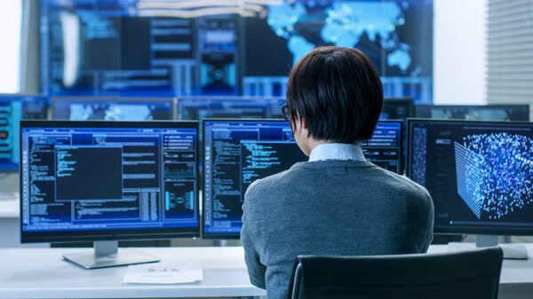 В комнате системного управления технический оператор работает на своей рабочей станции с несколькими дисплеями, отображающими графику. ИТ-техник работает над проектом "Искусственный интеллект", "Добыча больших данных", "Нейронная сеть"
.
