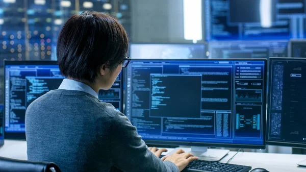 Kontrollrummet System Fungerar Teknisk Operatör Sin Arbetsplats Med Flera Bildskärmar — Stockfoto