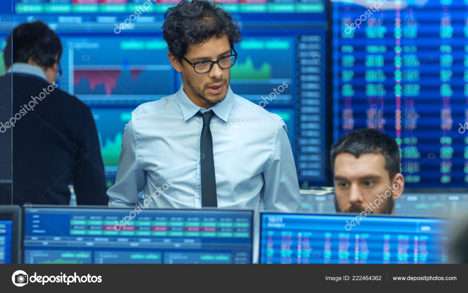 股票交易员检查其他人的工作和与他人聊天繁忙的办公室与多民族团队的经纪人经销商显示数字和信息图表——图库图片© Gorodenkoff #