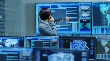 Sistem denetim yönetici görüşmeler telefon oda. Gözetim, sinir ağları, veri madenciliği, AI projeler çalışır bir yüksek teknoloji tesiste o.