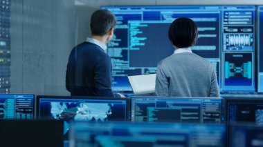 Bu sistem denetim Oda sorumlusu ve proje mühendisi tartışma var grafik ile birden çok monitör tarafından sarıldı. Bir veri merkezi veri madenciliği üzerinde çalıştıkları AI ve sinirsel ağ.