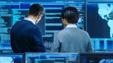 Bu sistem denetim Oda sorumlusu ve proje mühendisi tartışma var grafik ile birden çok monitör tarafından sarıldı. Bir veri merkezi veri madenciliği üzerinde çalıştıkları AI ve sinirsel ağ.