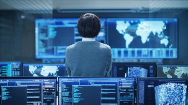 Sistem kontrol odasında teknik operatör anlamına gelir ve birden çok ekran grafik üzerinde gösterilen çeşitli faaliyetleri izler. Yapay zeka, büyük veri madenciliği, Neural ağ, gözetim projesi.