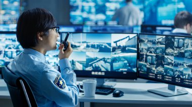Güvenlik kontrol odasında memur monitör birden çok şüpheli, hareketleri, o raporlar herhangi bir izinsiz etkinlikler O'nun walkie-talkie ekranlar. Monitörler ve muhafızlar bağlantı noktası ulusal öneme sahip çevrilidir.