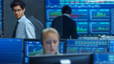 Stok tüccar işyeri dışında gider ve Office inceler. Office Broker, Bayi çok etnik gruptan oluşan ekibi ile meşgul. Gösteri numaraları ve Infographics görüntüler.