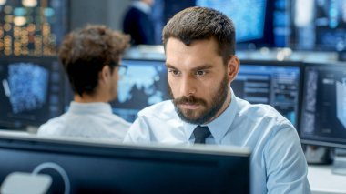 Neural ağ ve makine mühendisi programlama onun iş istasyonunda öğrenme. Office kalabalık ile insanlar çalışıyor. Birden çok ekran Neural ağ, yapay zeka temsil göster.