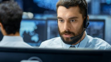 Müşteri hizmetleri temsilcisi cevap müşterinin sorular bir kulaklık. O büyük bir teknoloji şirketi için çalışıyor. Show görüntüler yararlı bilgiler Office uzmanları, çok etnik gruptan oluşan ekibe sahiptir.