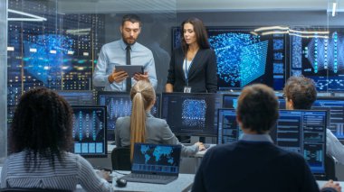 Baş bölümü ve Proje Yöneticisi iş süreci Tablet bilgisayarda veri kullanarak tartışın. Çok etnik gruptan oluşan ekibi ile entegre makine öğrenimi Neural ağ oluşturur.