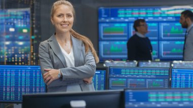 Başarılı kadın stok tüccar silah ve kamera gülümsüyor haçlar. Arka planda borsa Office tüccarlar, brokerlar ve satış ve hisse senedi satın alıyor Bayi ile meşgul. Görüntüler numaralarını göster.