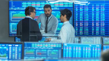 Üç hisse senedi yatırımcılarına iş konuşmaya deneyimli. Bir büyük borsa şirketi için çalışıyorlar. Tam görüntüler gösterilen veri, Infographics numaraları ise.