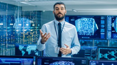 İçinde belgili tanımlık dünya en iyi makine tesis bilim adamı heyecanla öğrenme üzerinde çalıştığı proje açıklar. Arka plan gösterir ekranlar Neural ağ çalışma ile / yapay zeka.