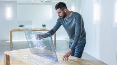 Yakın bir gelecekte şık adam onun yüksek teknoloji bilgisayar istimal ile şeffaf ekran ve kontrol yararlı iş istatistikleri ilgili. O derece modern ışık ofisinde çalışıyor.