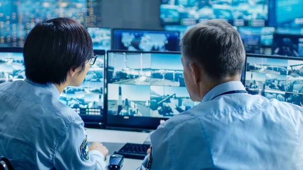 Security Control Room Two Officers Monitoring Multiple Screens Suspicious Activities — Stock Photo, Image