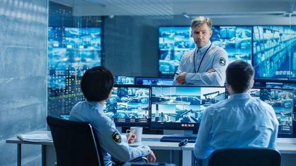 Security Control Room Chief Surveillance Officer Holds Briefing Two His — Stock Photo, Image