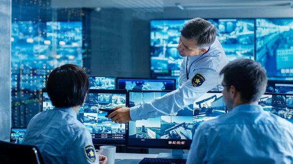 Security Control Room Chief Surveillance Officer Showing Screen Crime Two — Stock Photo, Image