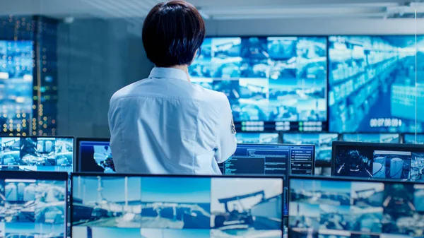 Security Control Room Officer Monitors Multiple Screens Suspicious Activities Guards — Stock Photo, Image