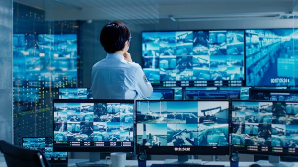 Dalam Security Control Room Officer Monitor Multiple Screens Suspicious Activities — Stok Foto