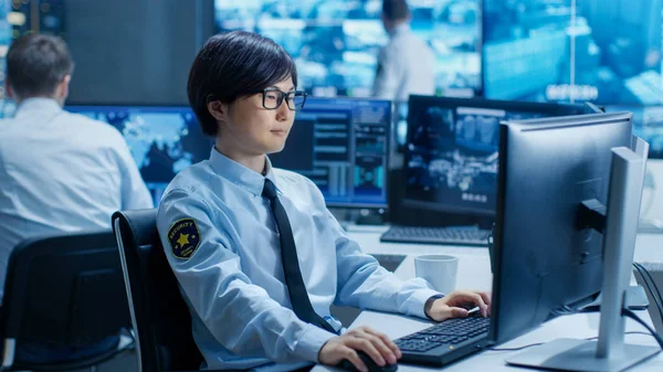 Opdracht Beveiligingscentrum Bewaakt Officer Bij Zijn Workstation Meerdere Schermen Voor — Stockfoto