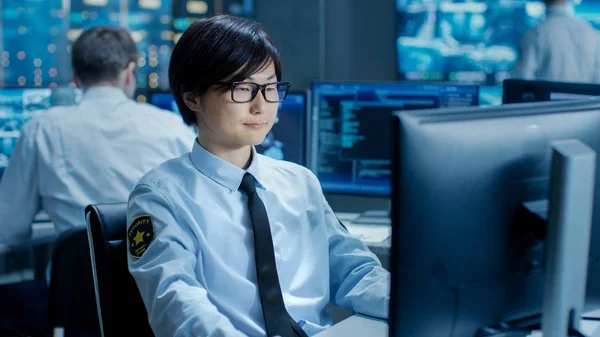 Nel Security Command Center Officer Della Sua Postazione Lavoro Monitora — Foto Stock