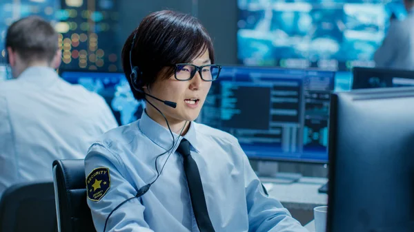 Biztonsági Parancsot Munkaállomás Monitorok Tiszt Képernyők Őrjáratok Fülhallgatón Keresztül Kommunikál — Stock Fotó