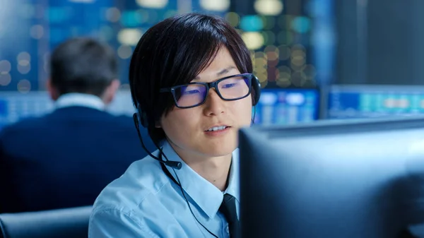 Network Operations Center Senior Trader Teaches Young Associate Makes Personal — Stock Photo, Image
