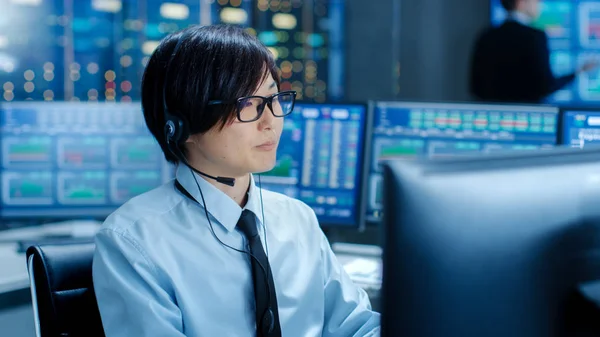 Het Network Operations Center Handelaar Maakt Persoonlijke Client Gesprek Met — Stockfoto