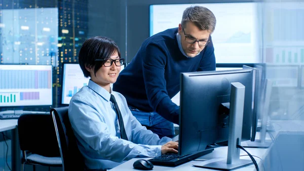 Data Mining Center Berät Sich Der Chefstatistiker Mit Seinem Jungen — Stockfoto